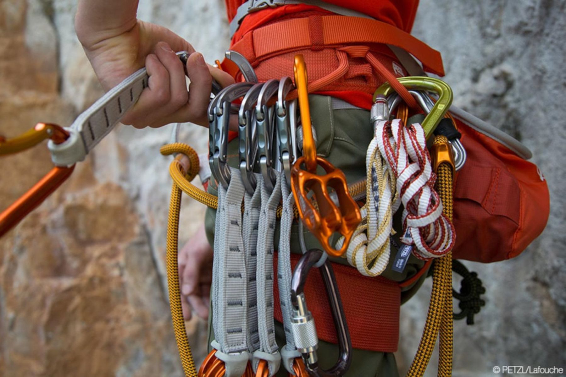 Diverse Kletterausrüstung befestigt an einem Klettergurt